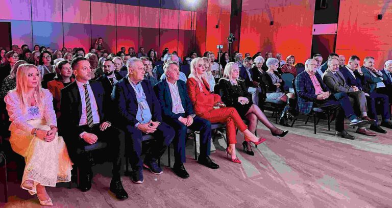 XXI Dani porodicne medicine na Jahorini - Prim. dr Drasko Kupresak i ucesnici konferencije